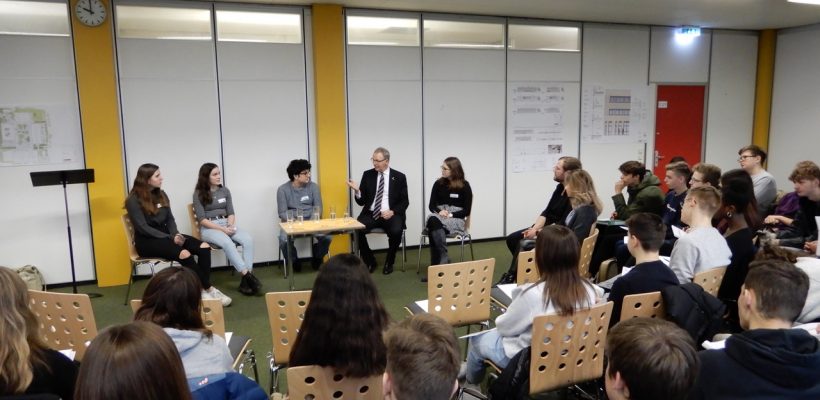 Interaktives Gespräch zwischen Schülerinnen und Schülern des GBG mit Axel Voss, MdEP am 13. 12. 2019