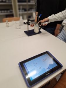 Quantitative Säure-Base-Analytik mit modernster Labortechnik im Chemieunterricht der Q1